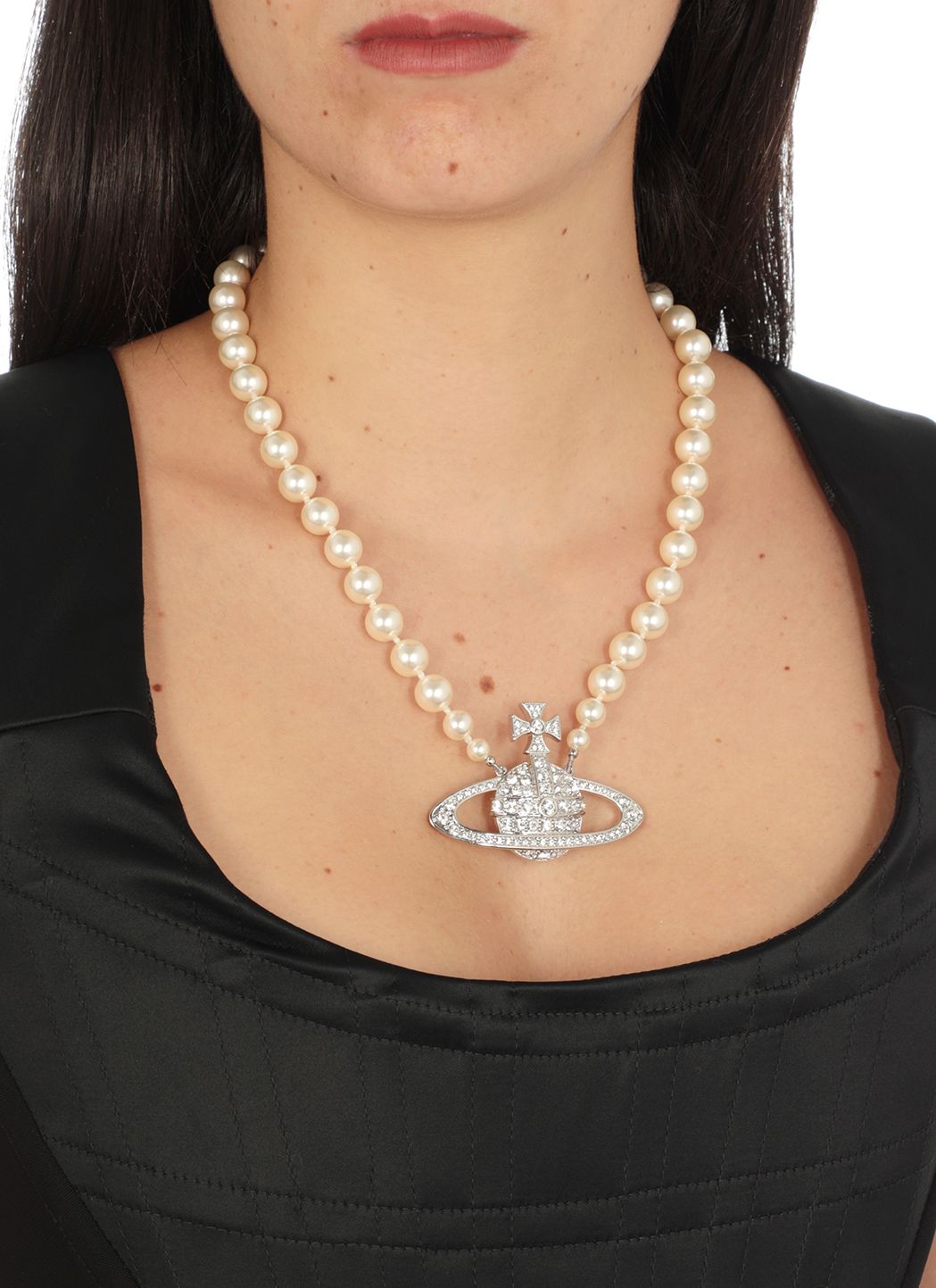 bas relief pearl necklace